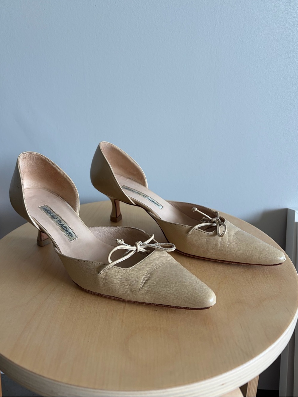 Vintage Manolo Blahnik Beige Leather Pointed-Toe Kitten Heel Pumps with Bows